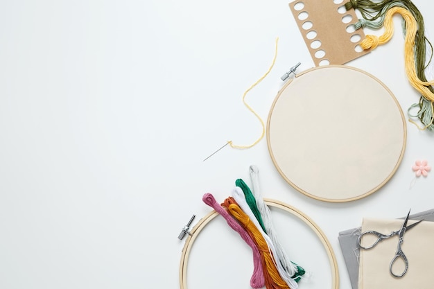 Zestaw do haftu z tamborkiem i niciami